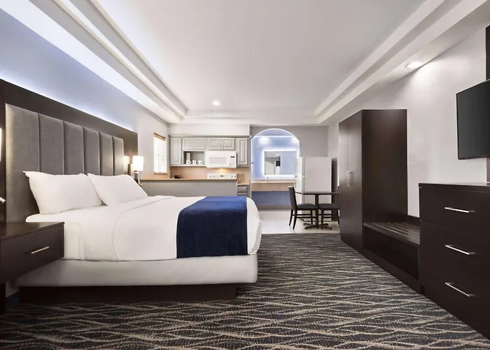 Days Inn & Suites By Wyndham Houston Hobby Airport