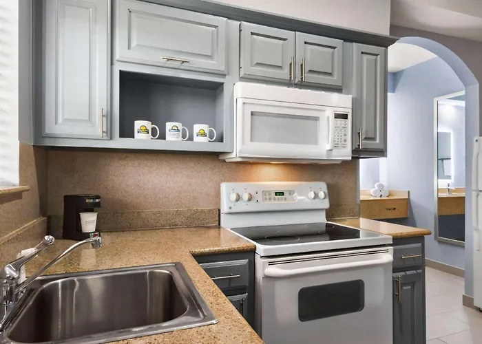 Days Inn & Suites By Wyndham Houston Hobby Airport
