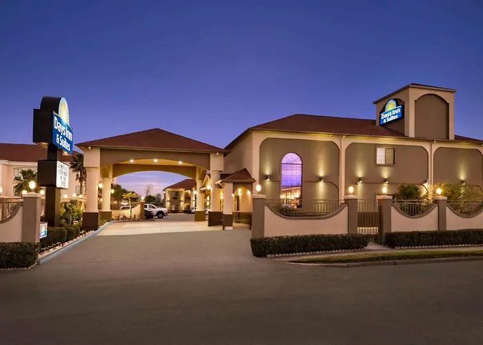 Days Inn & Suites By Wyndham Houston Hobby Airport