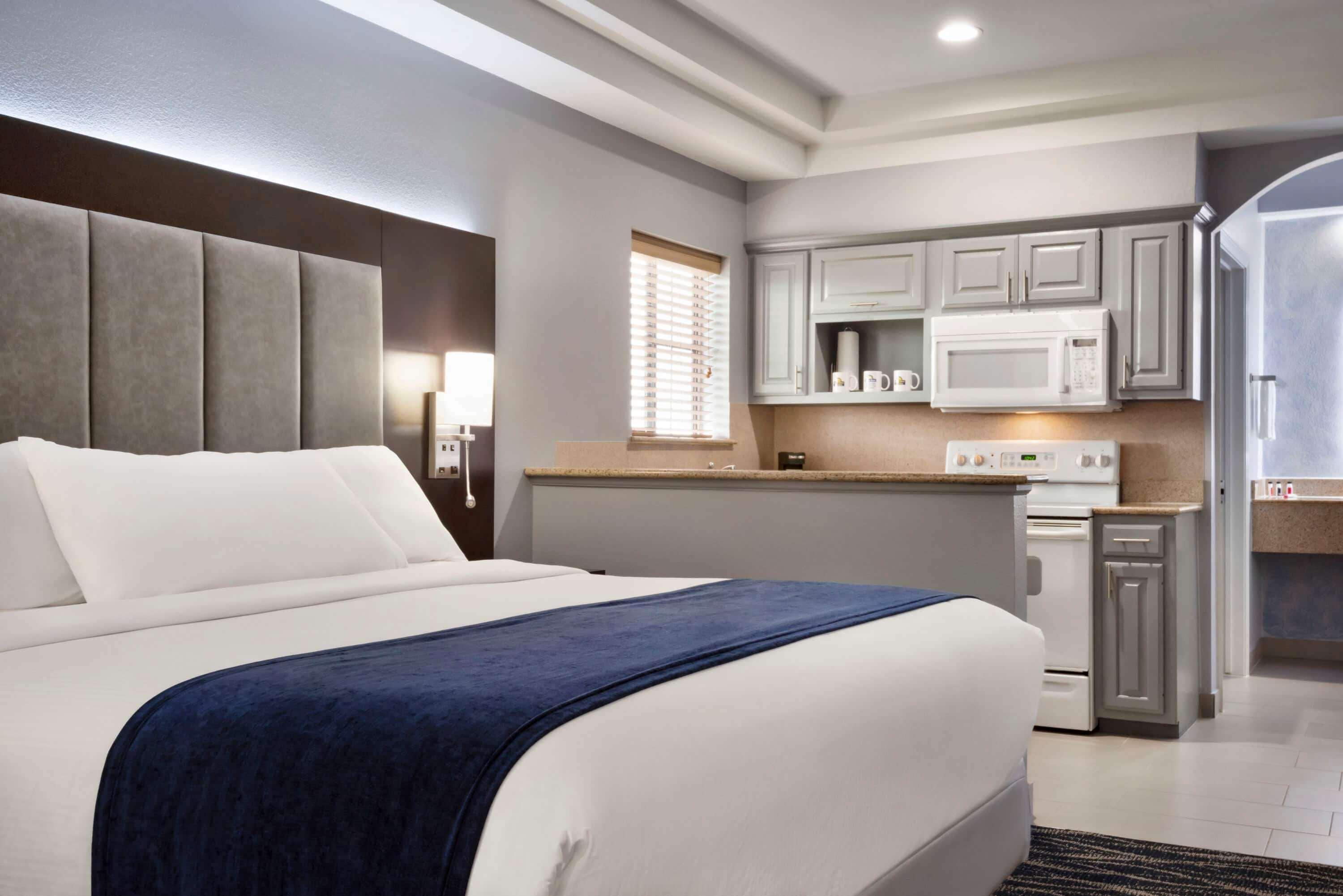 Days & By Wyndham Hobby Airport