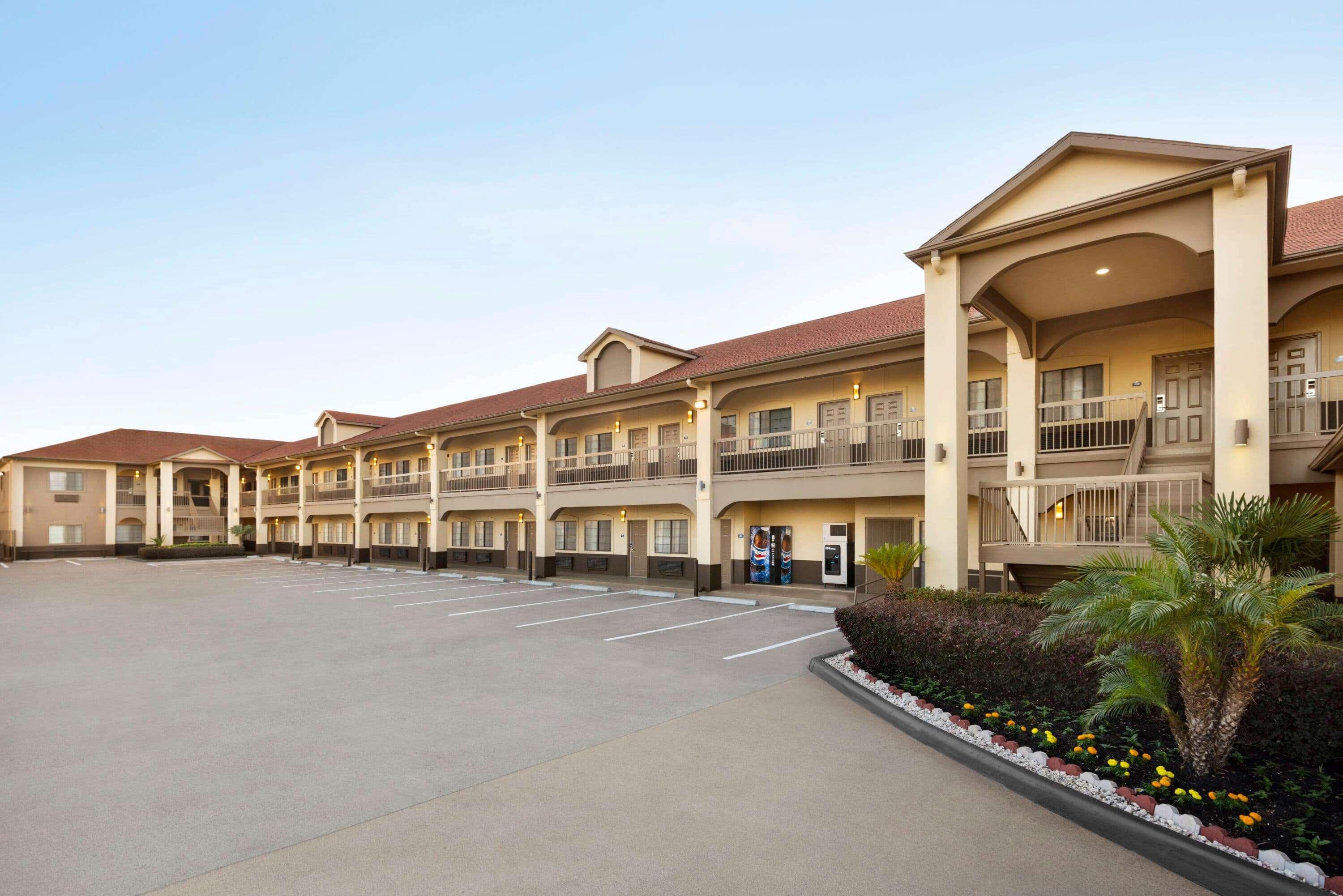 Days & By Wyndham Hobby Airport