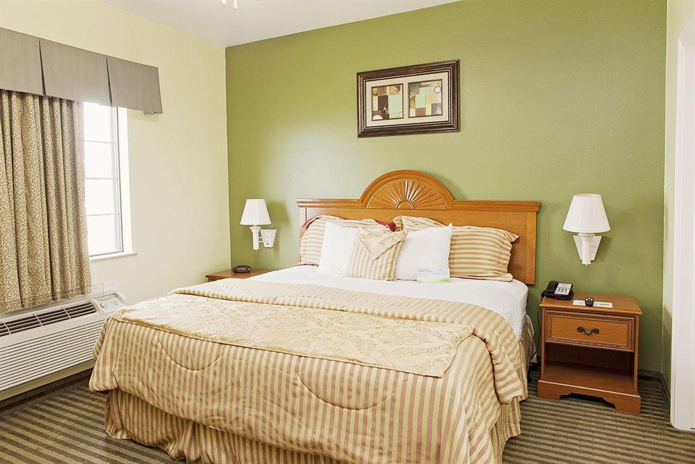 Days & By Wyndham Hobby Airport Hotel 3*