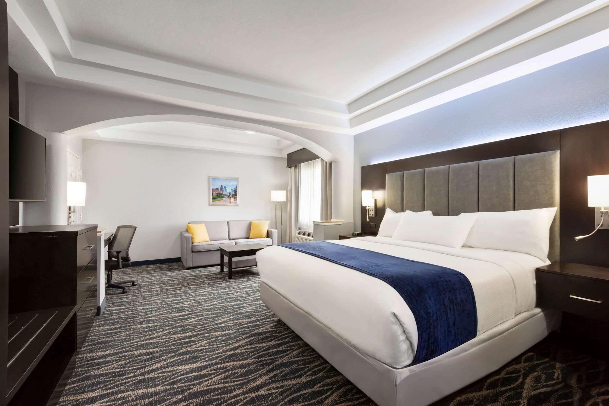Days & By Wyndham Hobby Airport Hotel 3*
